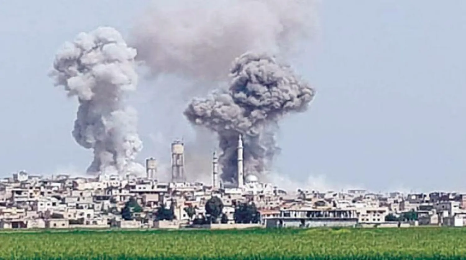 Hama’nın kuzey kırsalındaki Kafr Nabude kasabasına ani bir baskınla atılan varil bombasının ardından ortaya çıkan görüntü (alMarraToday)
