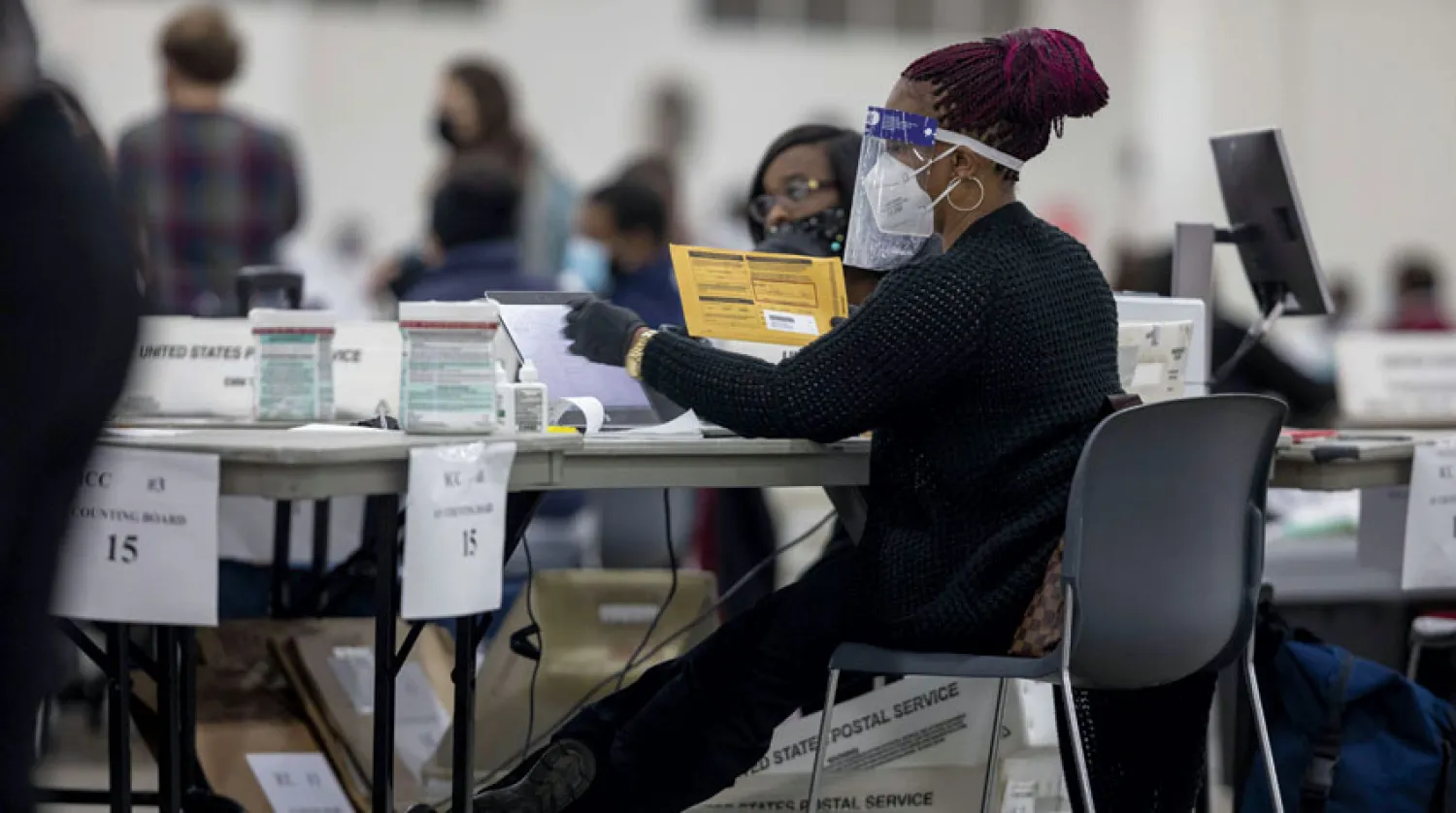 موظف يحصي بطاقات الاقتراع في ديترويت أمس (أ.ف.ب)