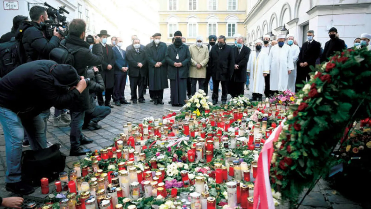 ممثلو الطوائف الدينية في النمسا شاركوا أمس في مسيرة لإحياء ذكرى ضحايا هجوم إرهابي سقط فيه 4 ضحايا بالعاصمة فيينا الاثنين الماضي (أ.ف.ب)