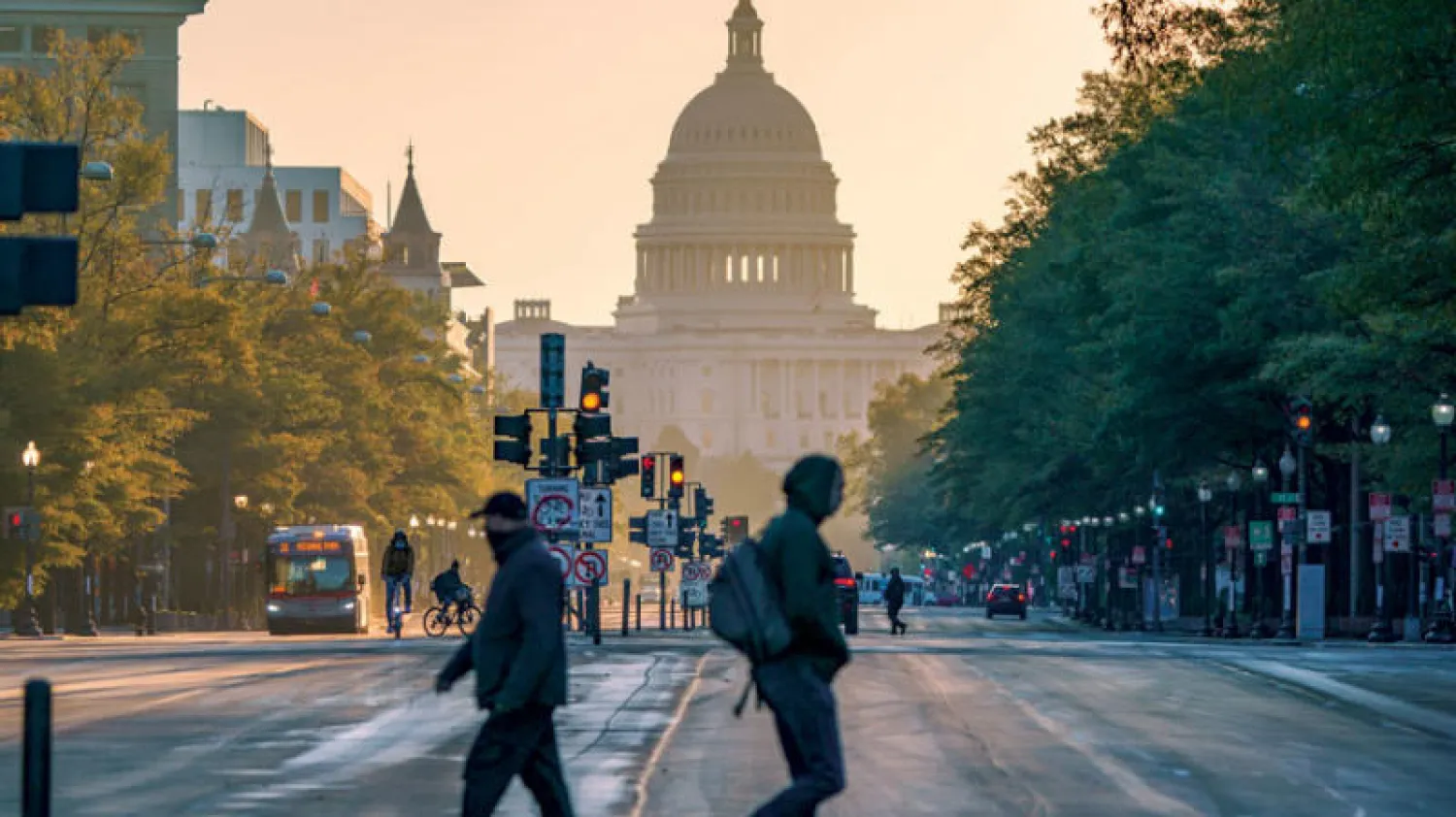 رغم عدم حسم نتائج الانتخابات الرئاسية الأميركية.. دفع تقدم المرشح الديمقراطي جو بايدن الأسواق للارتفاع أمس فيما تراجع الدولار (أ.ب)