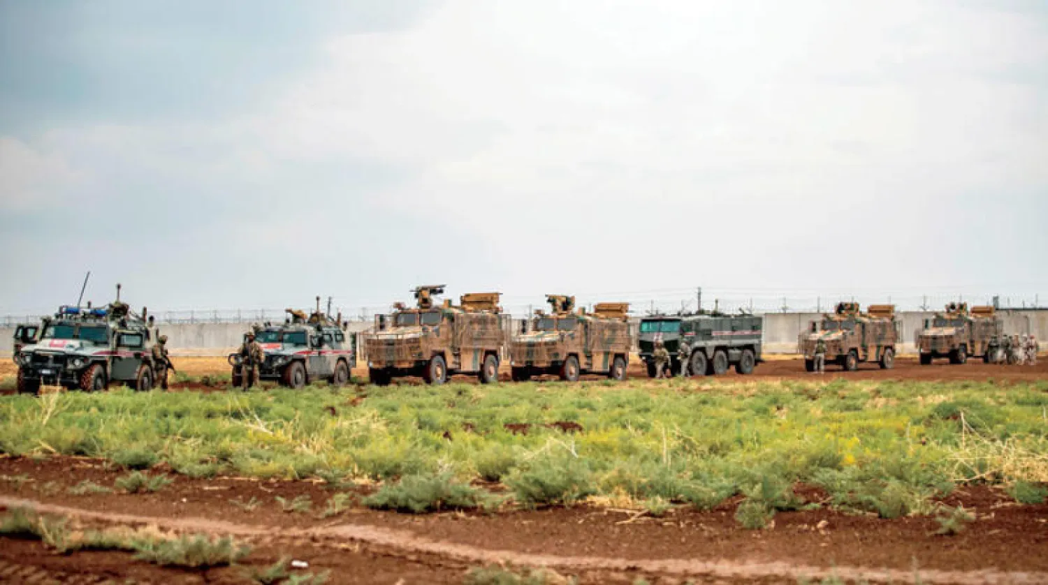 دورية روسية - تركية في ريف الحسكة شمال شرقي سوريا أمس (أ.ف.ب)