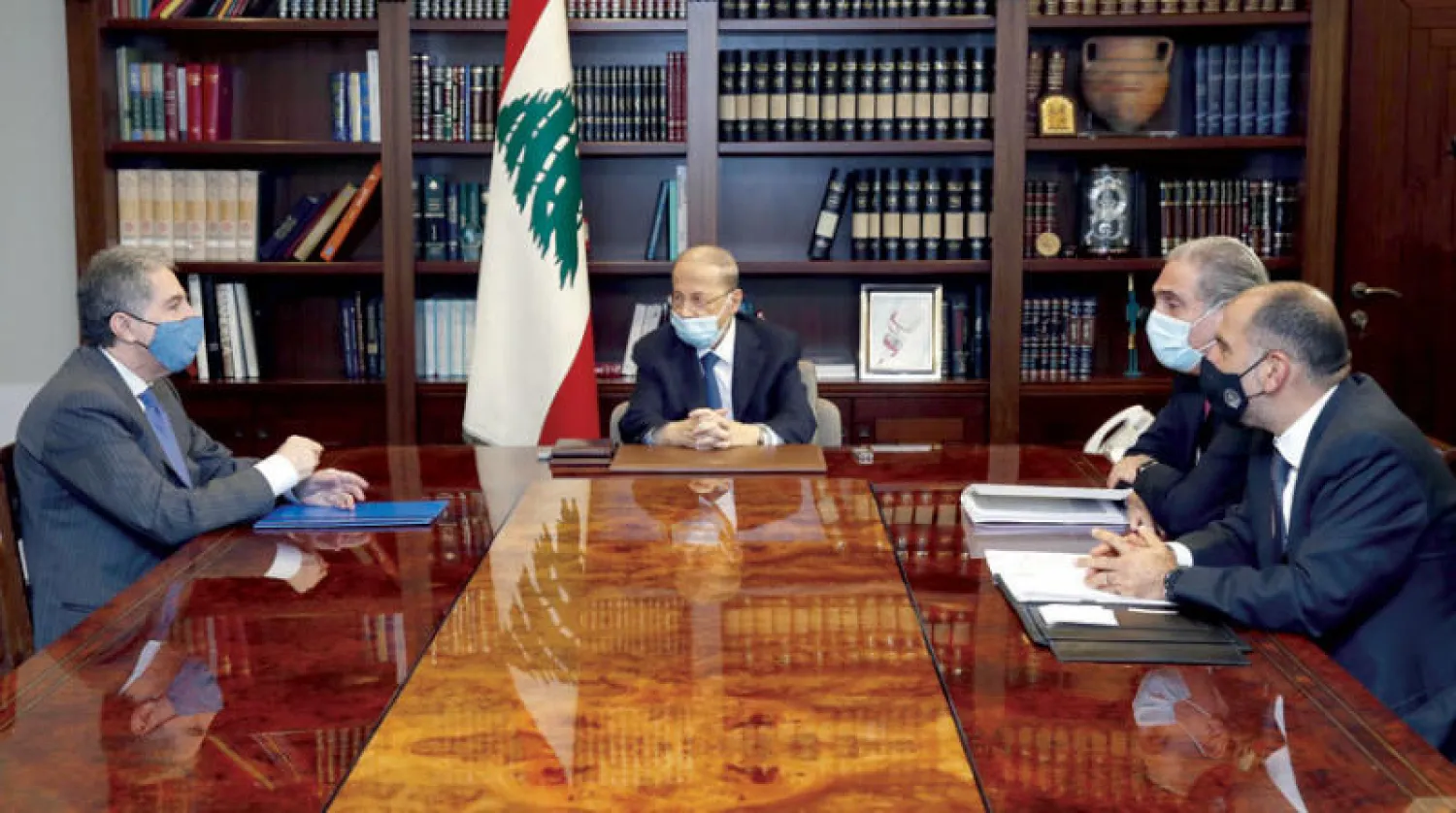 عون مجتمعاً مع وزير المال (يسار) أمس (دالاتي ونهرا)