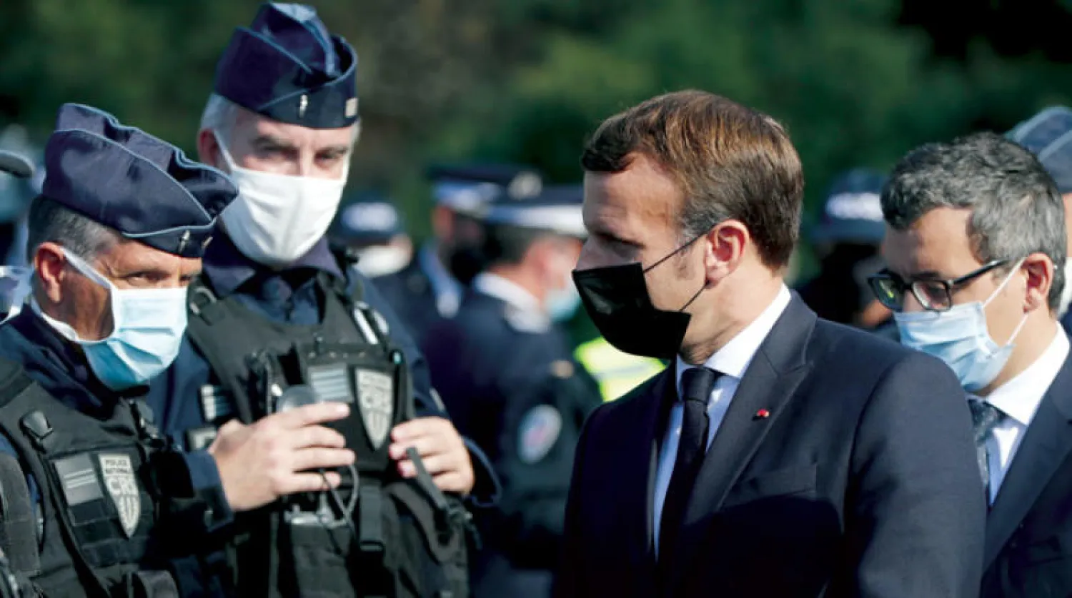 ماكرون عند زيارته أمس الحدود الفرنسية الإسبانية عند نقطة «لو بيرتوس»  (رويترز)