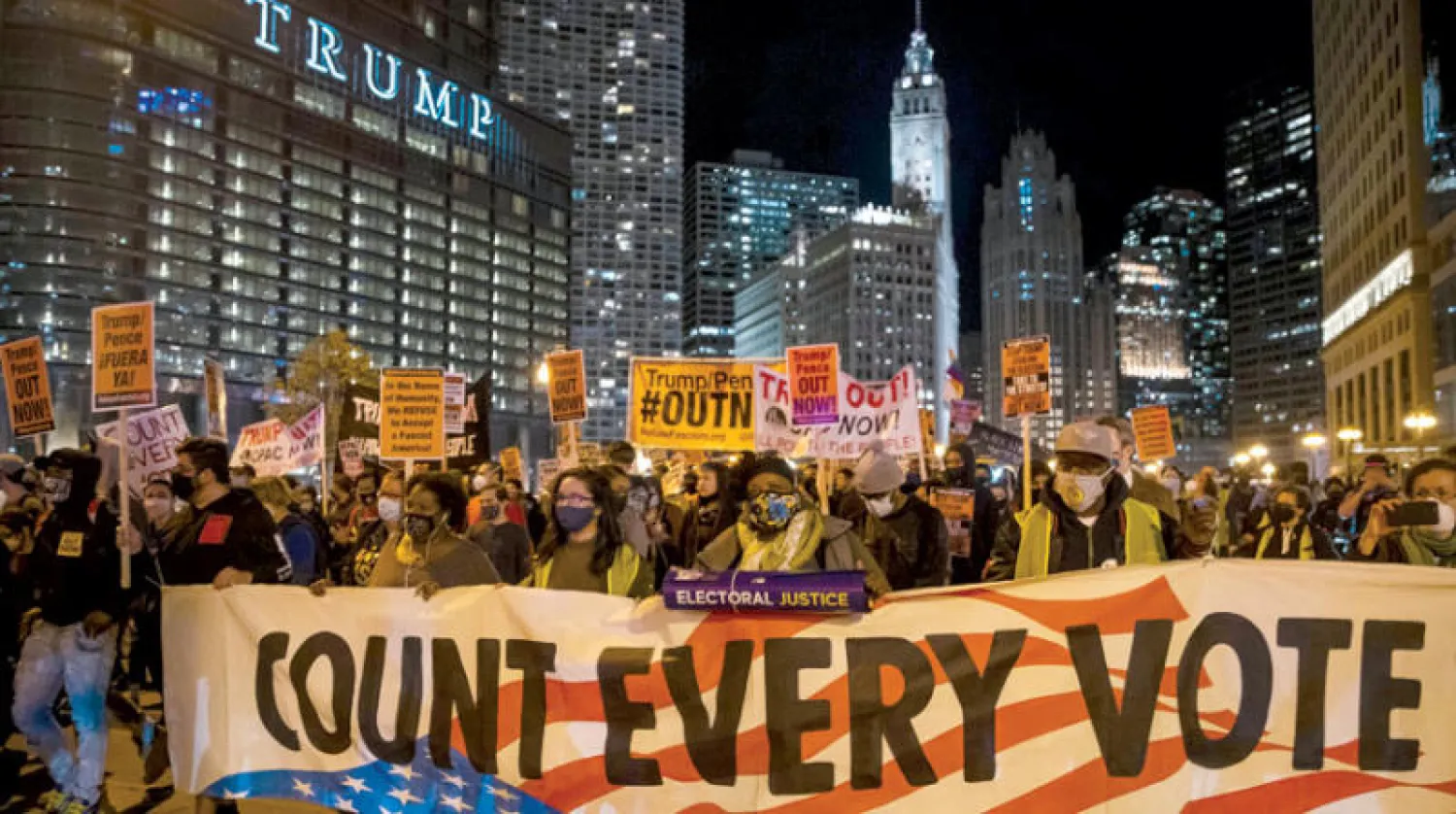 متظاهرون يطالبون بحساب كل الأصوات في شيكاغو مساء الأربعاء (أ.ب)