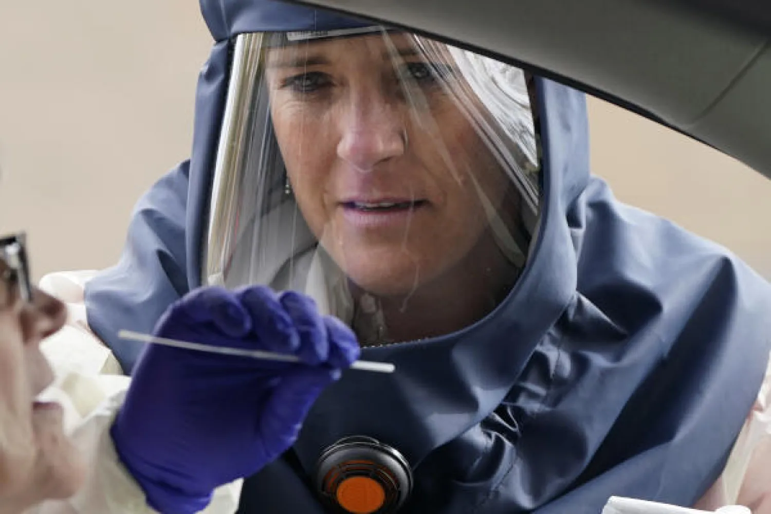 ممرضة تجري اختبار فيروس كورونا في مدينة سالت ليك عاصمة ولاية يوتا الأميركية (ا.ب)