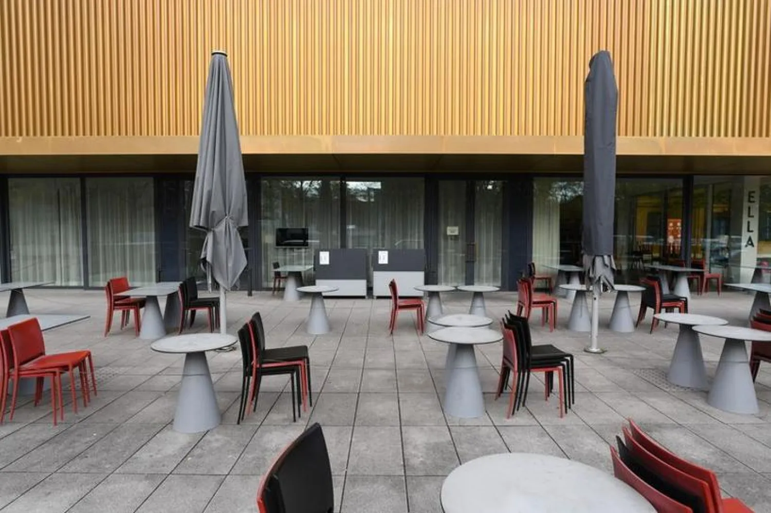 General view of the terrace in front of the restaurant of art museum Lenbachhaus on the first day of the temporary closing of restaurants and sporting facilities, as the spread of the coronavirus disease (COVID-19) continues in Munich, Germany, November 2, 2020. REUTERS/Andreas Gebert