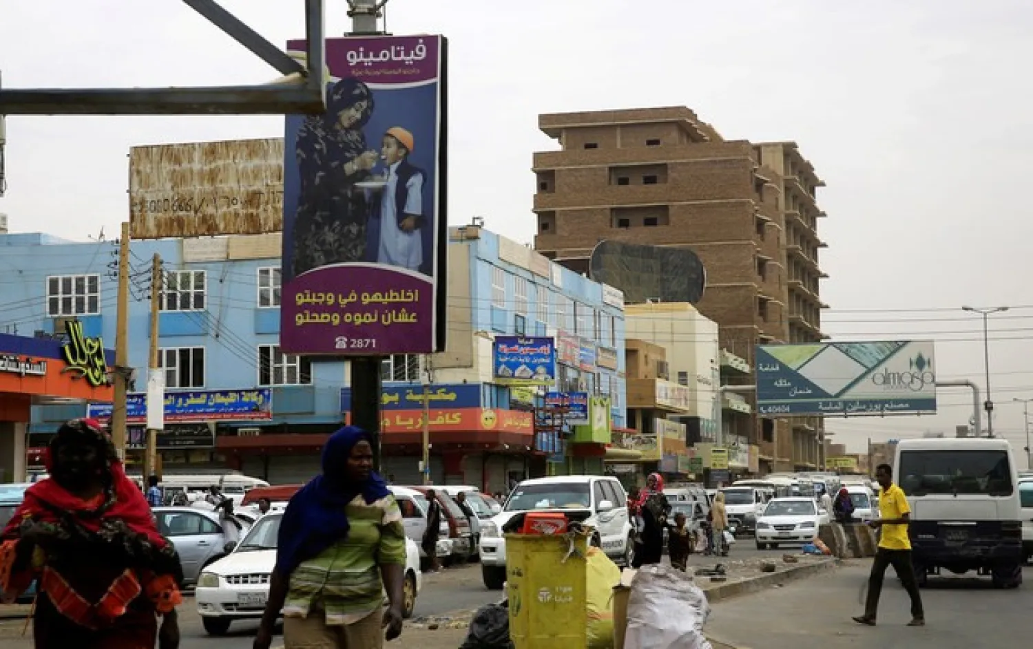 A general view shows Sudanese people and traffic along a street in Khartoum, Sudan. File photo: Reuters