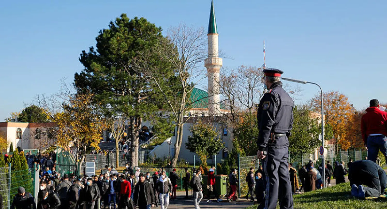 ضابط شرطة نمساوي يقف أمام مسجد بعد صلاة الجمعة في العاصمة فيينا أمس (رويترز)