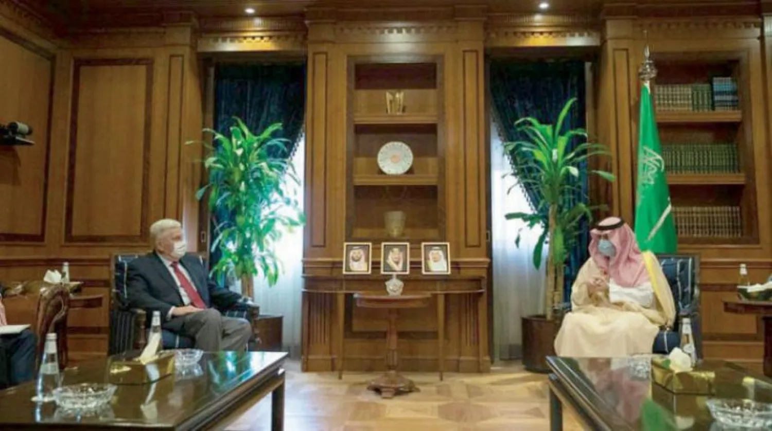 Suudi Devlet Bakanı Adil el-Cubeyr, ABD’nin Riyad Büyükelçisi John Abizaid ile bir araya geldi. (SPA)