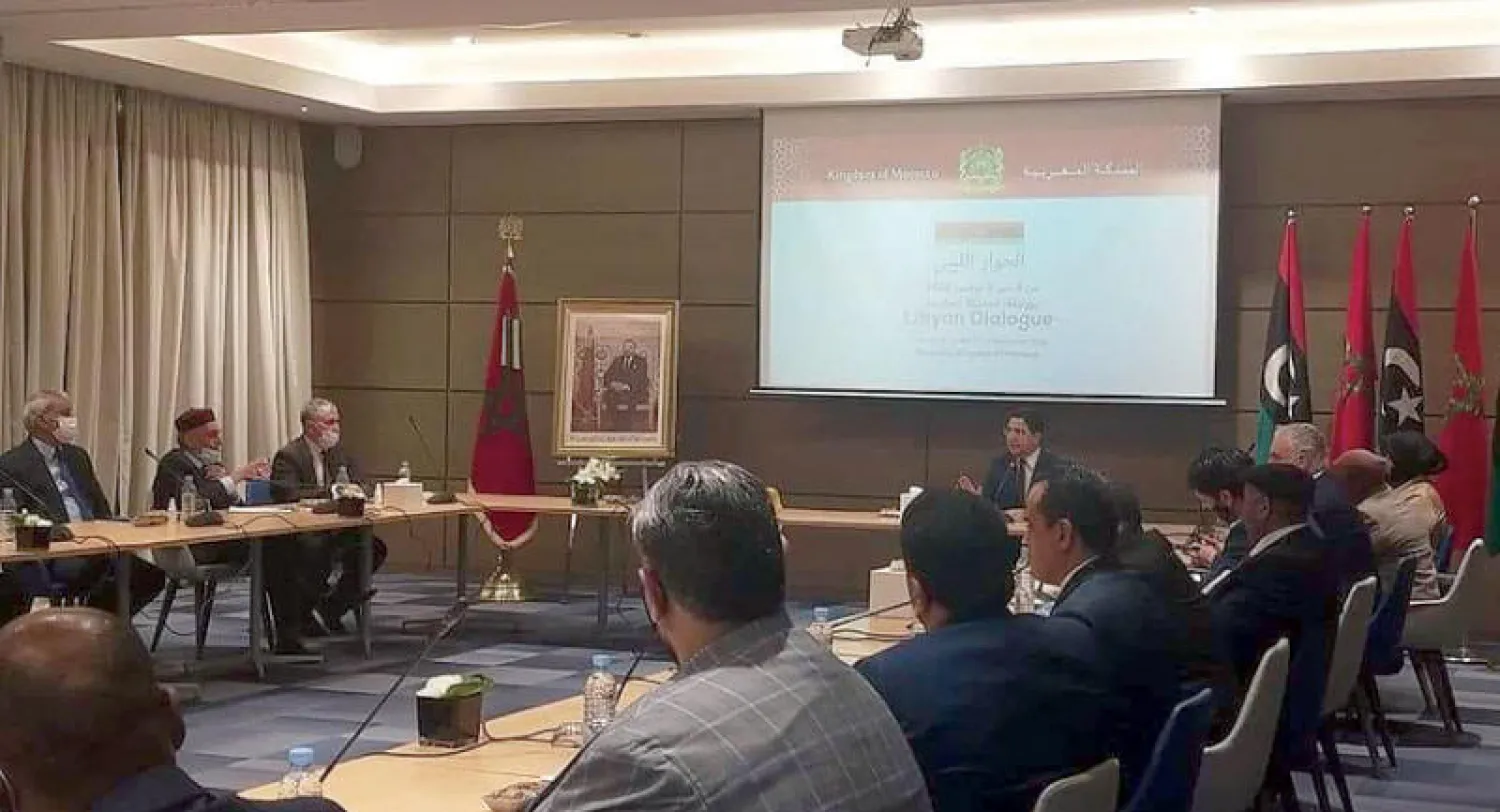 فريقا الحوار الليبي في بوزنيقة يتوسطهما ناصر بوريطة وزير الشؤون الخارجية المغربي (وزارة الشؤون الخارجية المغربية)