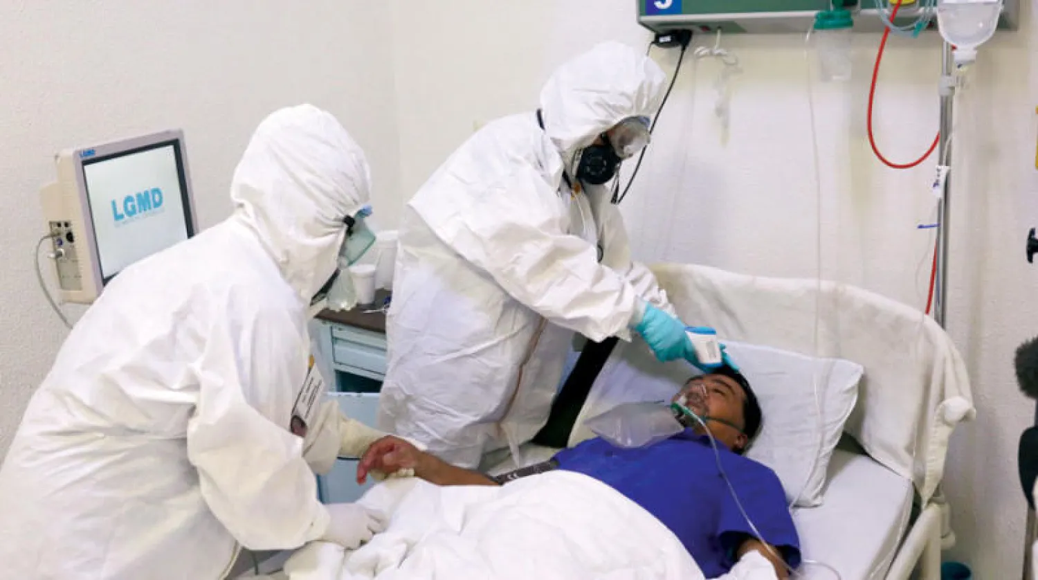 فحص أحد المرضى في مركز صحي بالمكسيك (رويترز)