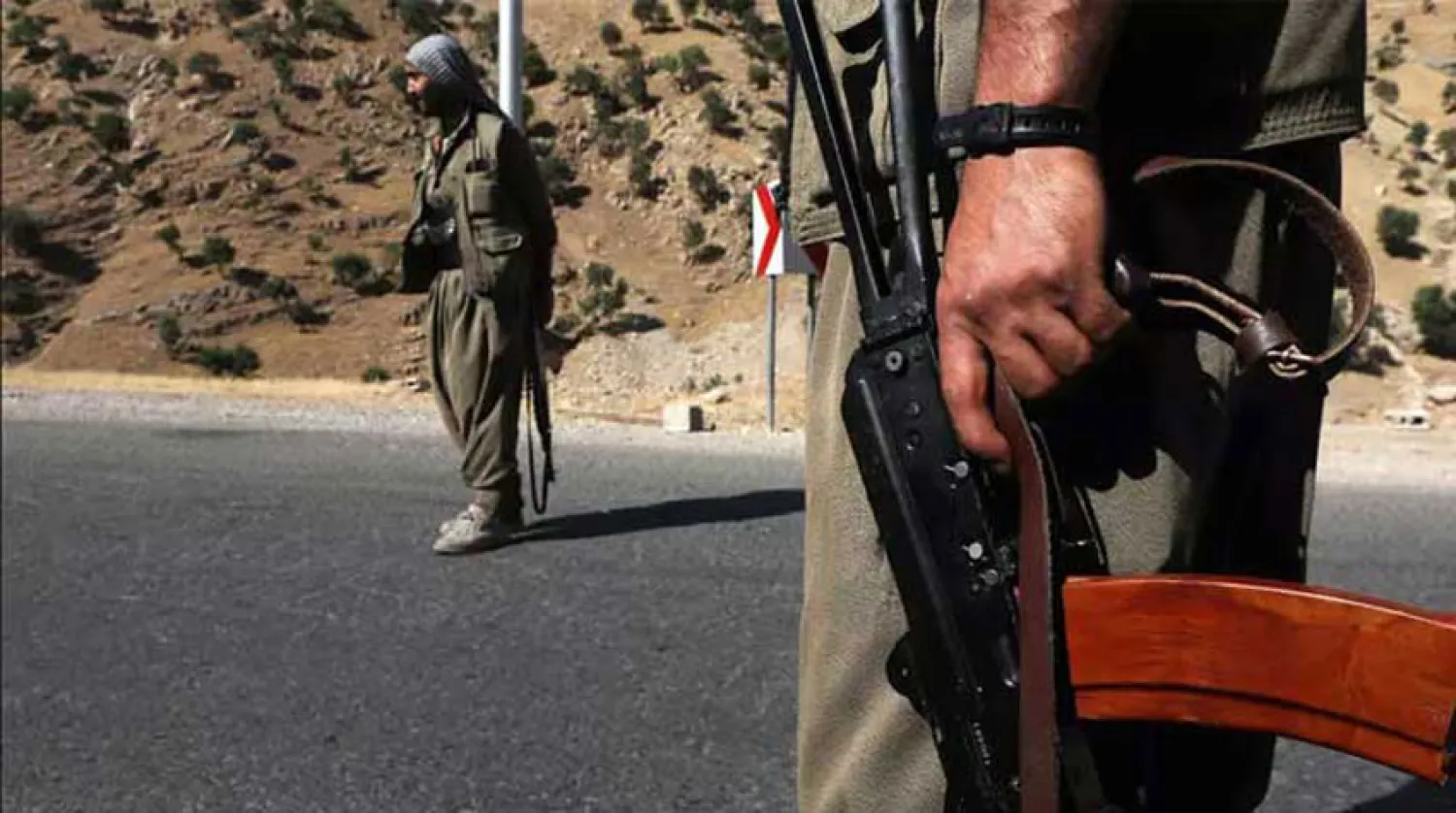 مقاتلان من حزب العمال الكردستاني يحرسان حاجزاً في جبال قنديل شمال العراق (أ.ف.ب) 
