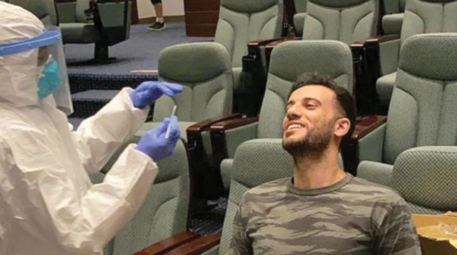 عمر السومة خلال خضوعه لفحص «كوفيد- 19» قبل المغادرة إلى الباحة (المركز الإعلامي للنادي الأهلي)