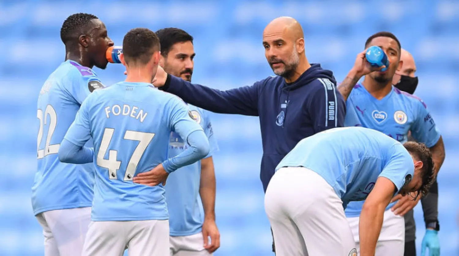 غوارديولا يحث لاعبيه على الانتصار الأحد لأن الخسارة تعني ابتعاده عن الصدارة (إ.ب.أ)