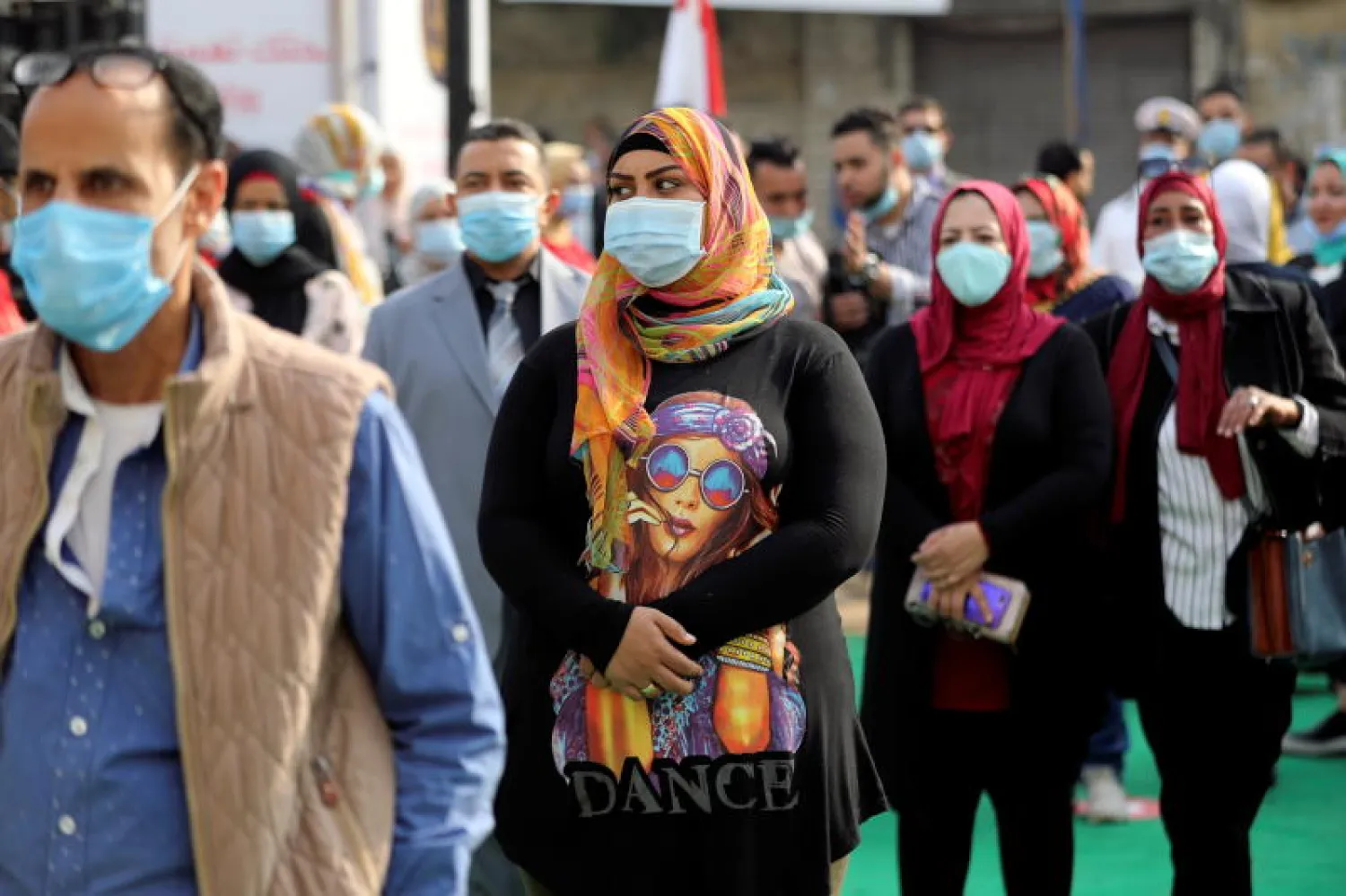 ناخبون مصريون في انتظار الإدلاء بأصواتهم في انتخابات مجلس النواب (رويترز)