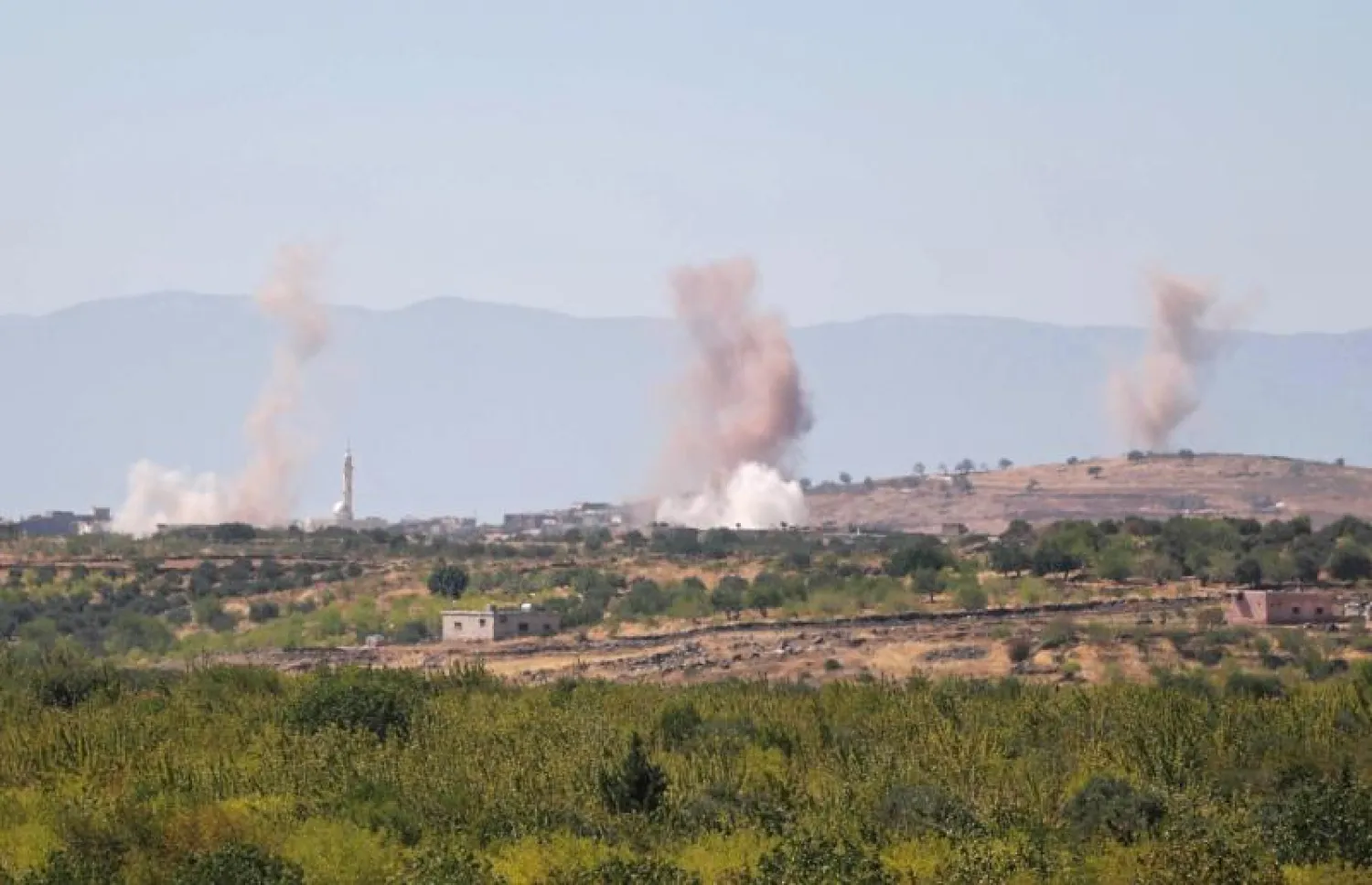 تصاعد الأدخنة من قصف سابق في منطقة جبل الزاوية بريف إدلب (أرشيفية - أ.ف.ب)