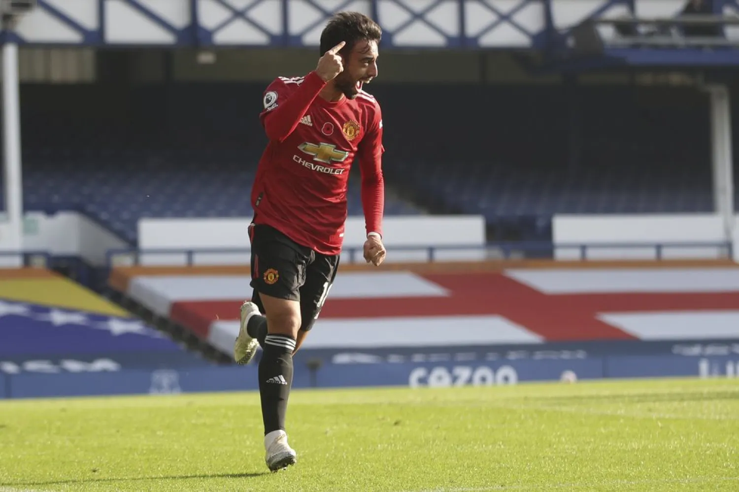 Manchester United's Bruno Fernandes celebrates after scoring his side's opening goal during the English Premier League match against Everton at the Goodison Park stadium, Nov. 7, 2020. (AP)