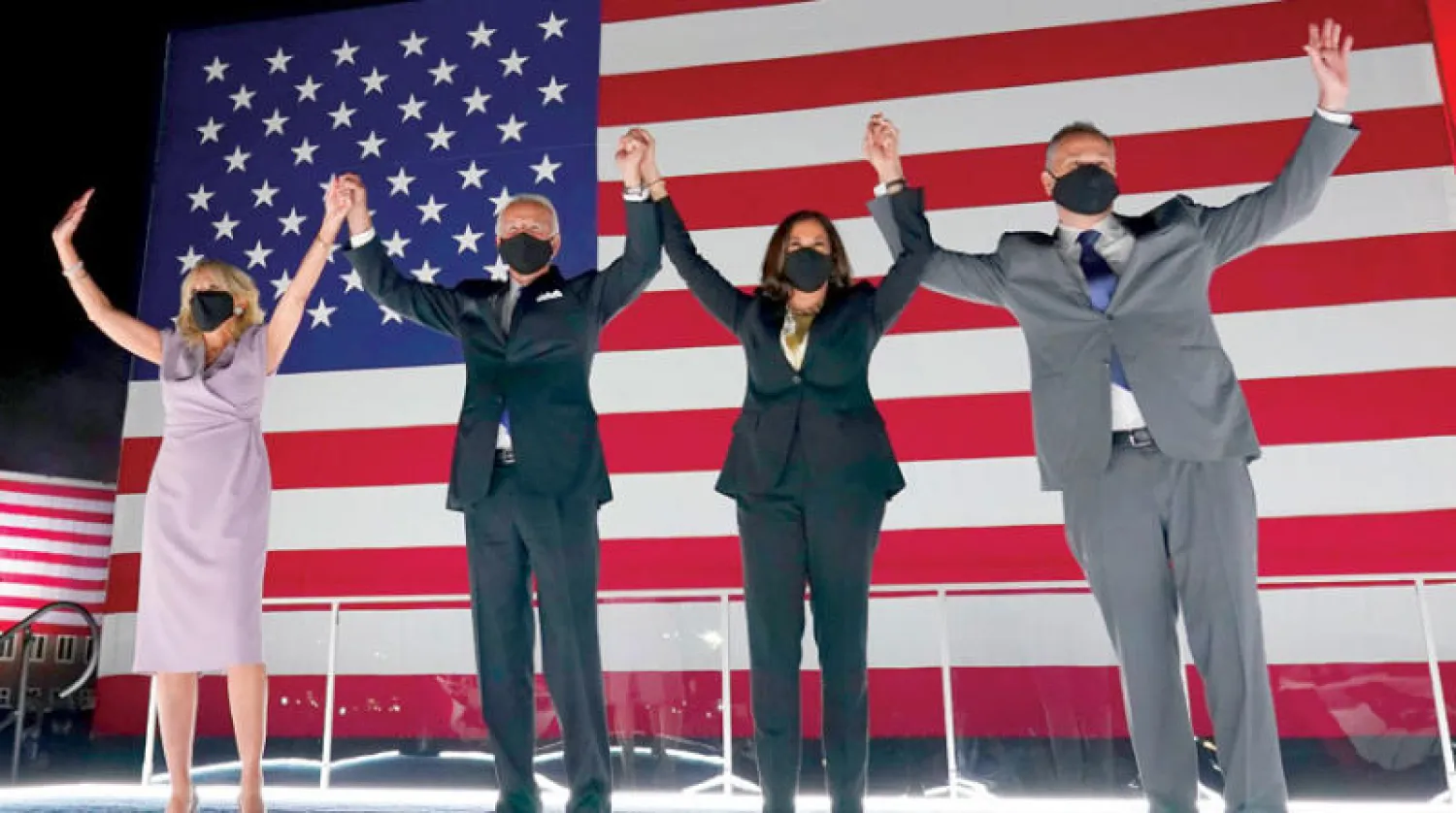 بايدن وزوجته وهاريس وزوجها خلال أعمال المؤتمر الديمقراطي في 20 أغسطس (إ.ب.أ)