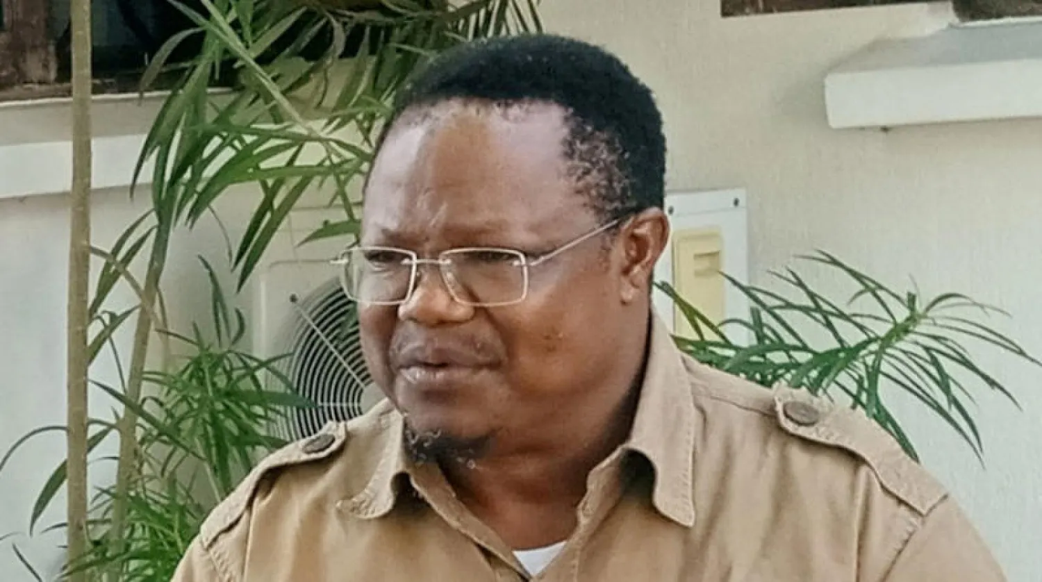 مرشح المعارضة لانتخابات الرئاسة في تنزانيا توندو ليسو يتحدث في مقابلة مع وكالة «رويترز» في دار السلام الشهر الماضي (رويترز)