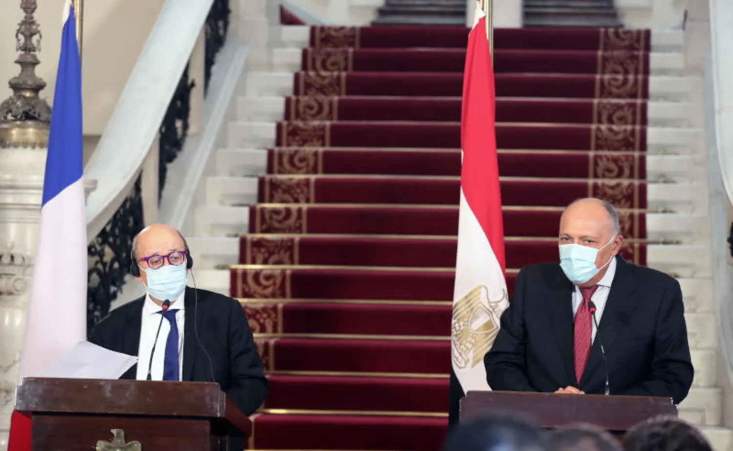 وزير الخارجية الفرنسي جان إيف لودريان مع نظيره المصري سامح شكري في مؤتمر صحفي مشترك (إ.ب.أ)