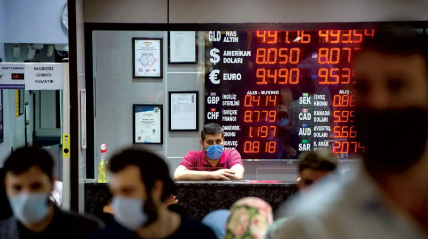 القرار جاء بعد هبوط قيمة الليرة لمستوى قياسي بلغ 8.58 مقابل الدولار (أ.ف.ب)