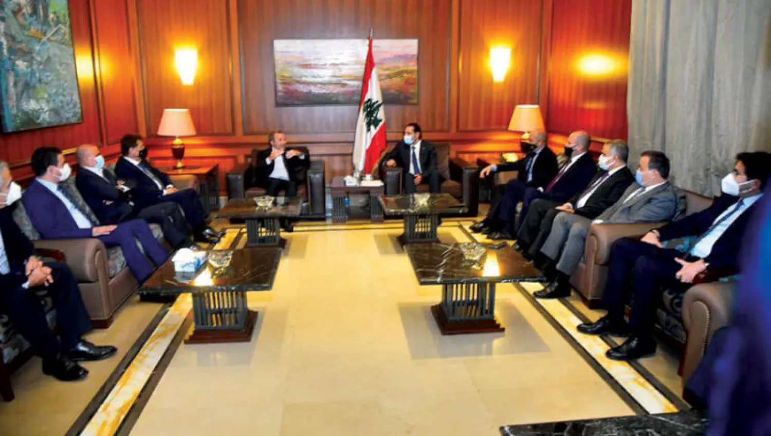 الحريري مستقبلاً باسيل وتكتله النيابي خلال المشاورات النيابية في 23 أكتوبر الماضي