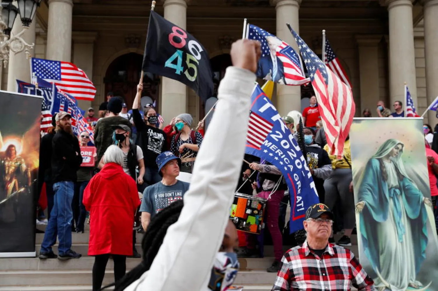 حشد من أنصار الرئيس الأميركي دونالد ترمب في ميشيغان (رويترز)