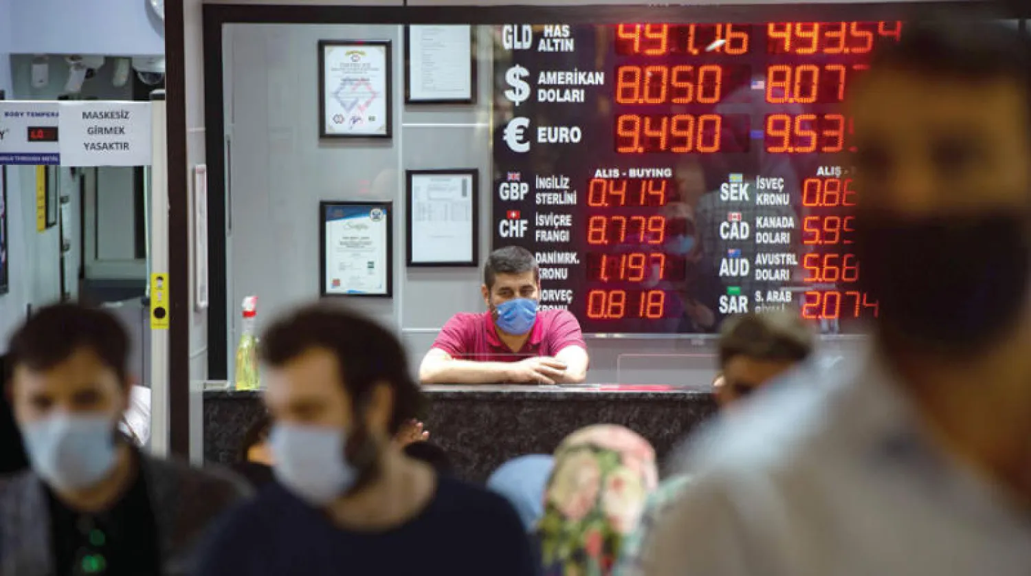 القرار جاء بعد هبوط قيمة الليرة لمستوى قياسي بلغ 8.58 مقابل الدولار (أ.ف.ب)