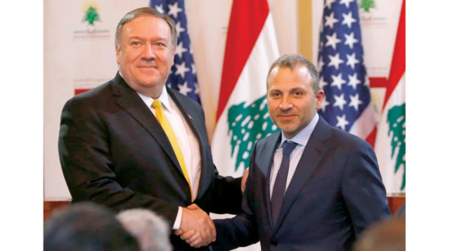 باسيل مصافحاً وزير الخارجية الأميركي بومبيو خلال زيارة الأخير لبيروت في مارس من العام الماضي (أ.ف.ب)