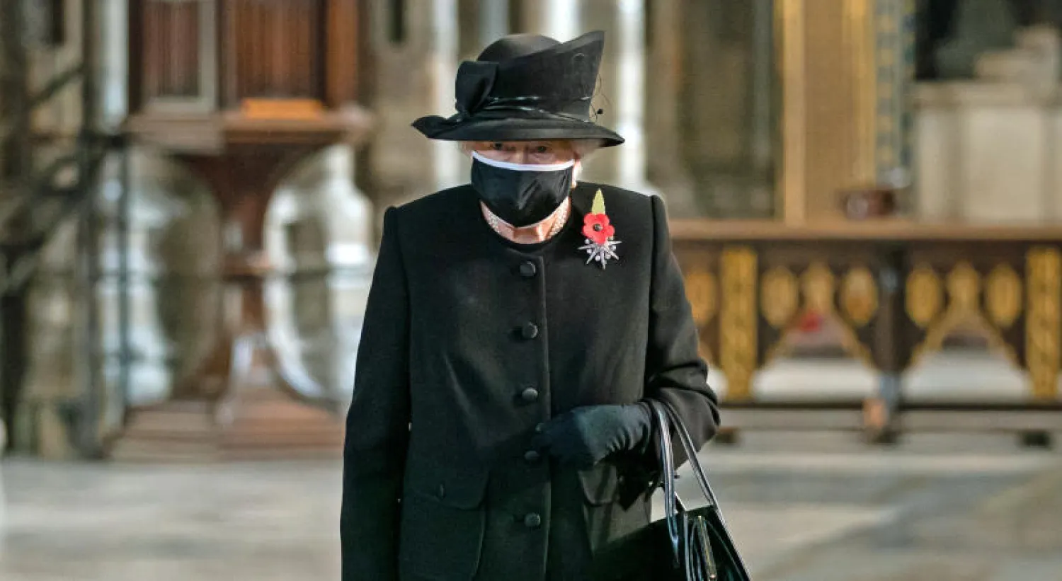 ملكة بريطانيا ترتدي قناع الوجه خلال زيارتها لقبر الجندي المجهول (رويترز)