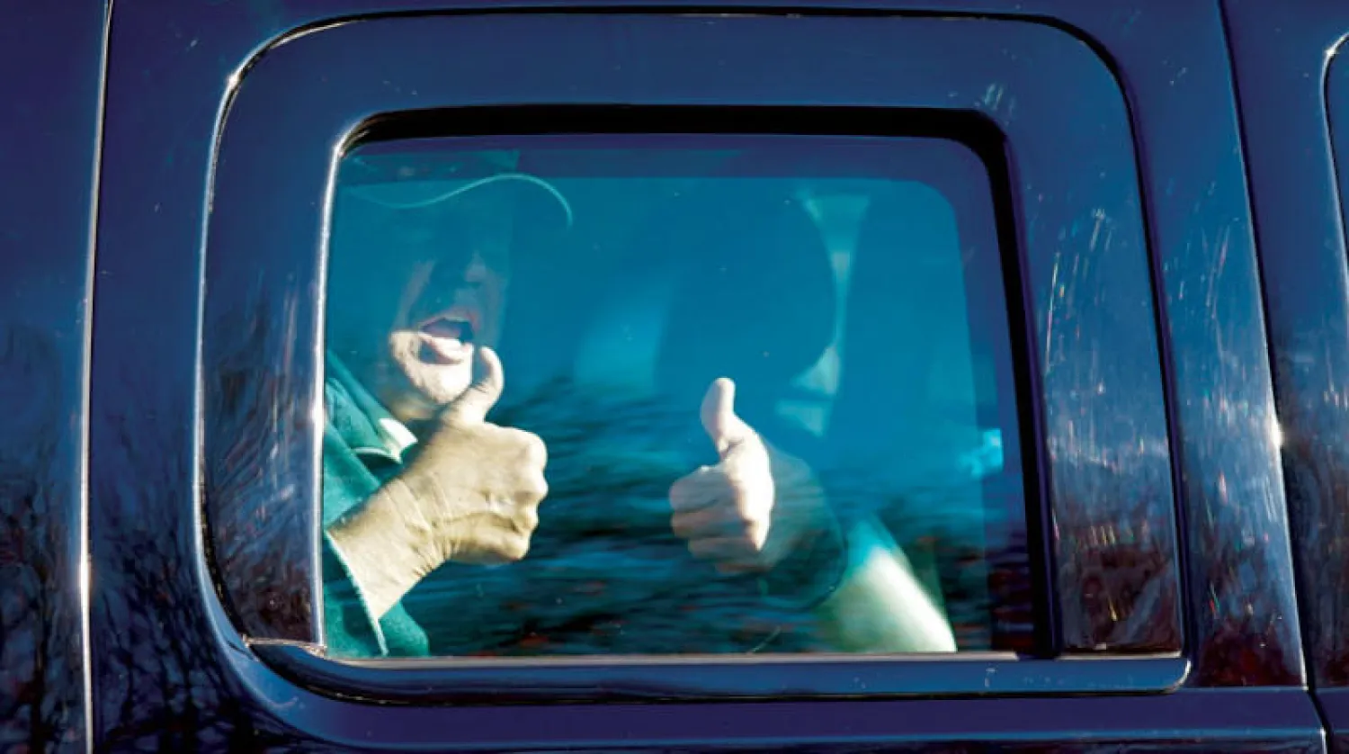 ترمب يحيي مؤيديه بعد مغادرته نادي ترمب الوطني للعبة الغولف في فيرجينيا الأحد (أ.ب)