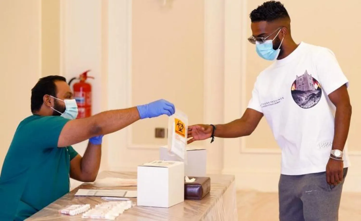 لاعبي الأخضر استهلوا المعسكر الإعدادي بإجراء فحص «كوفيد - 19» (الشرق الأوسط)