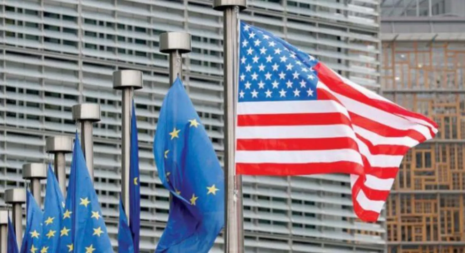 أعلام للولايات المتحدة والاتحاد الأوروبي (أرشيفية - الشرق الأوسط)