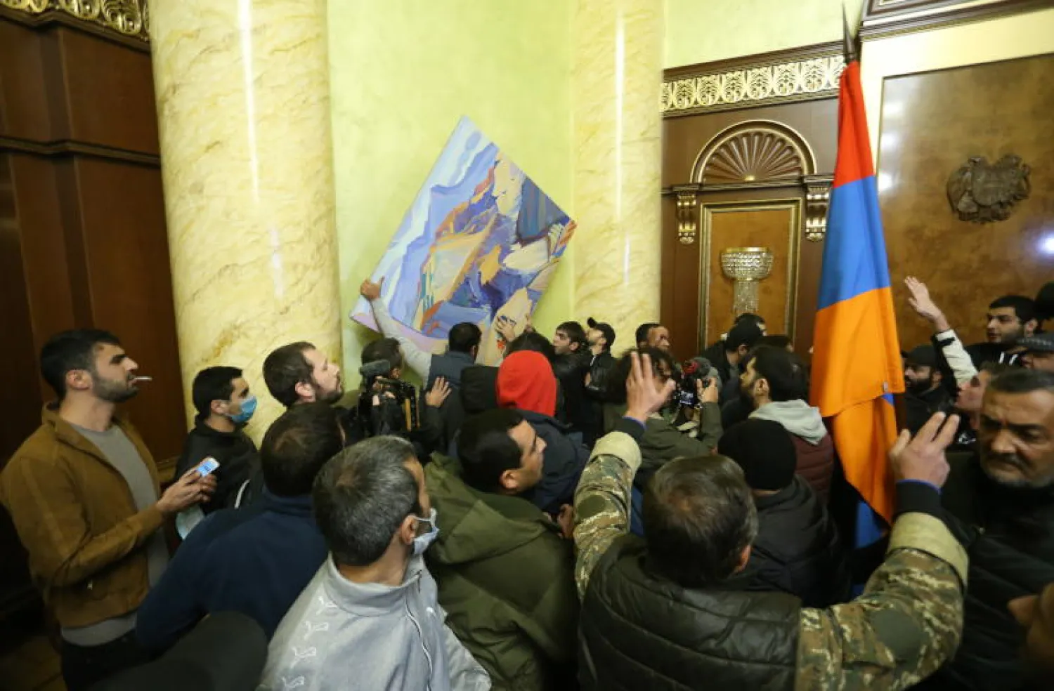 متظاهرون غاضبون من الاتفاق داخل المقرّ الحكومي في يريفان (إ.ب.أ)