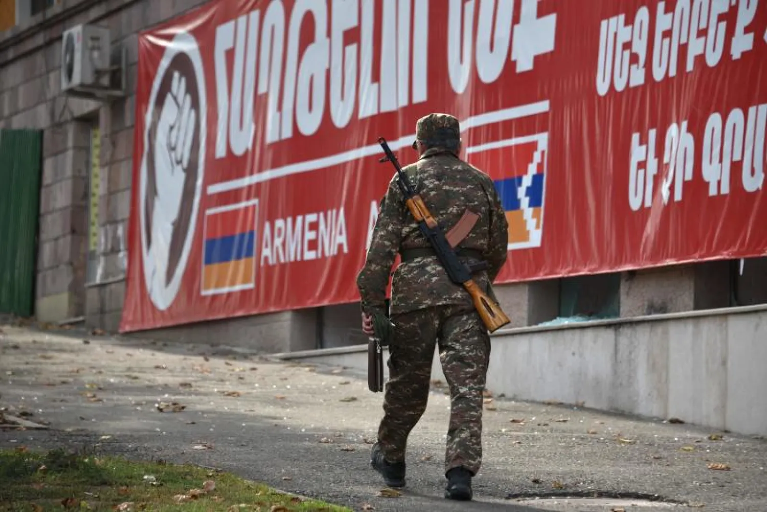 جندي يمشي في شارع خلال المواجهات التي دارت بين أرمينيا وأذربيجان في ناغورنو قره باغ (أ.ف.ب)