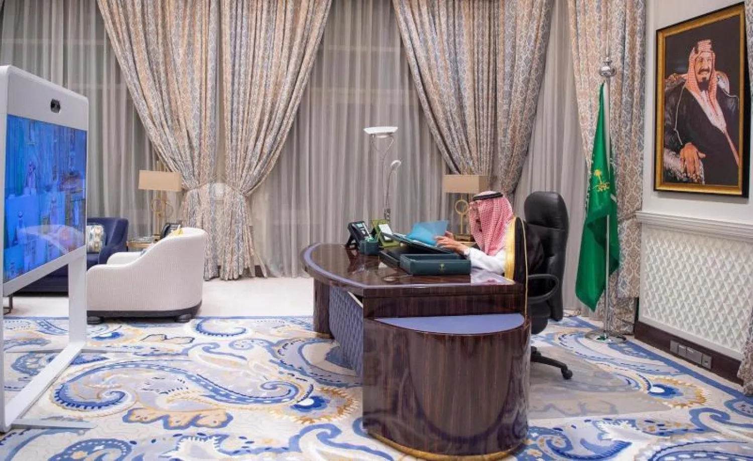 خادم الحرمين الشريفين الملك سلمان بن عبد العزيز مترئساً جلسة مجلس الوزراء عبر الاتصال المرئي (واس)