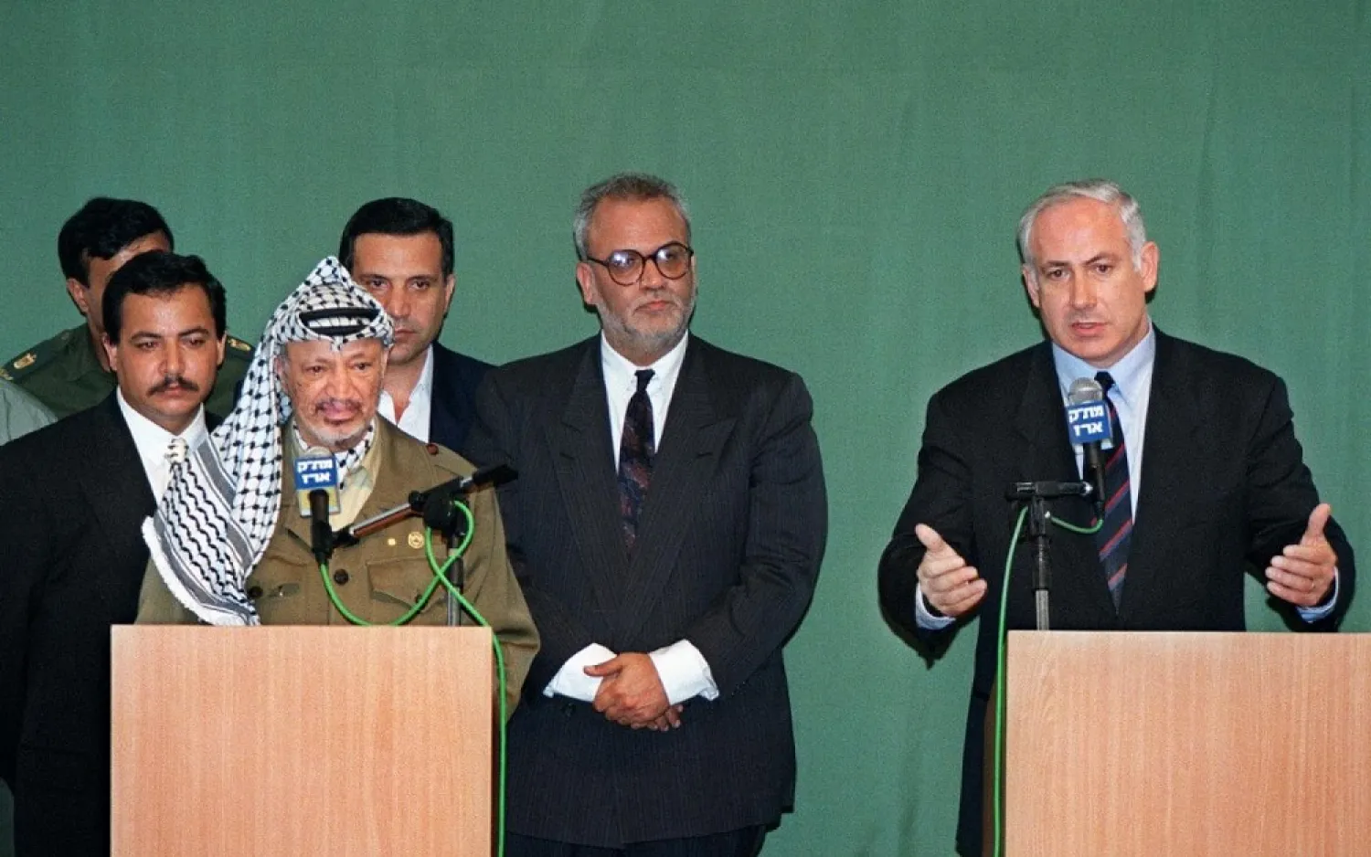 Israeli PM Benjamin Netanyahu (R) and Palestinian President Yasser Arafat (L) hold a press conference in September 1996 as Saeb Erekat (C) looks on. (AFP)