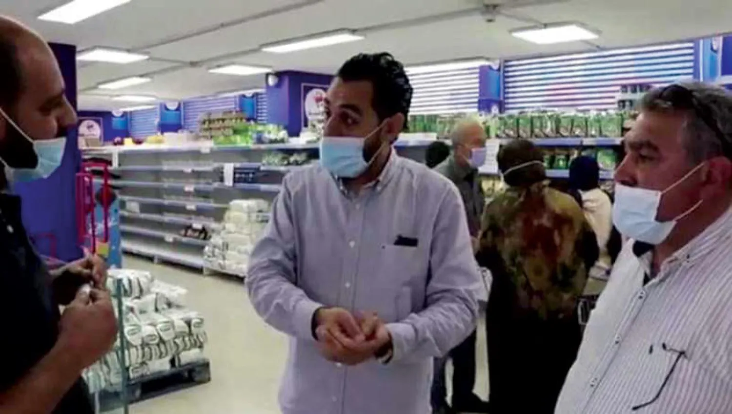 أبو حيدر في جولة على بعض المحال التجارية قبل أيام (الوكالة المركزية)