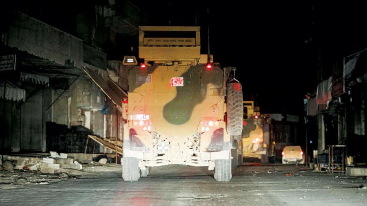 قافلة عسكرية تركية في طريقها إلى جبل الزاوية في شمال غربي سوريا (أ.ف.ب)