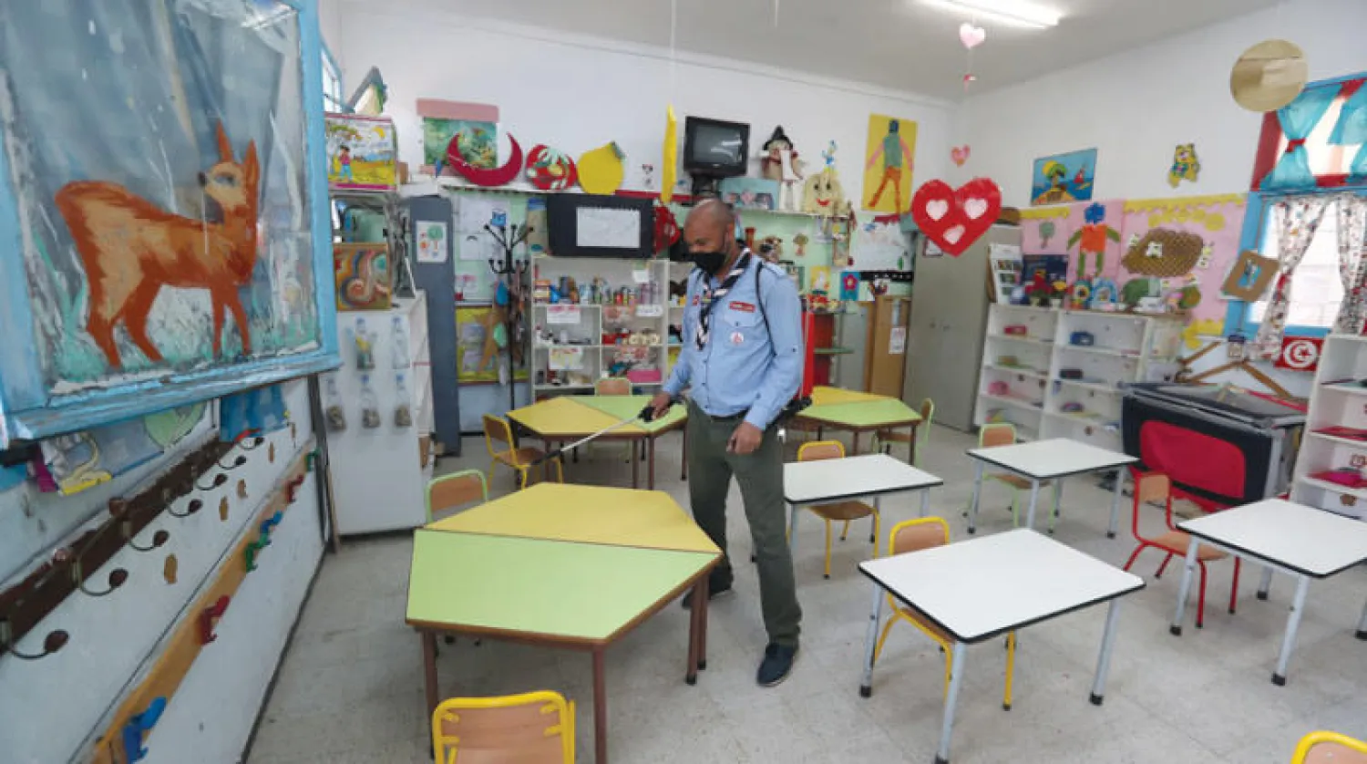 تعقيم فصل في إحدى مدارس تونس (إ.ب.أ)
