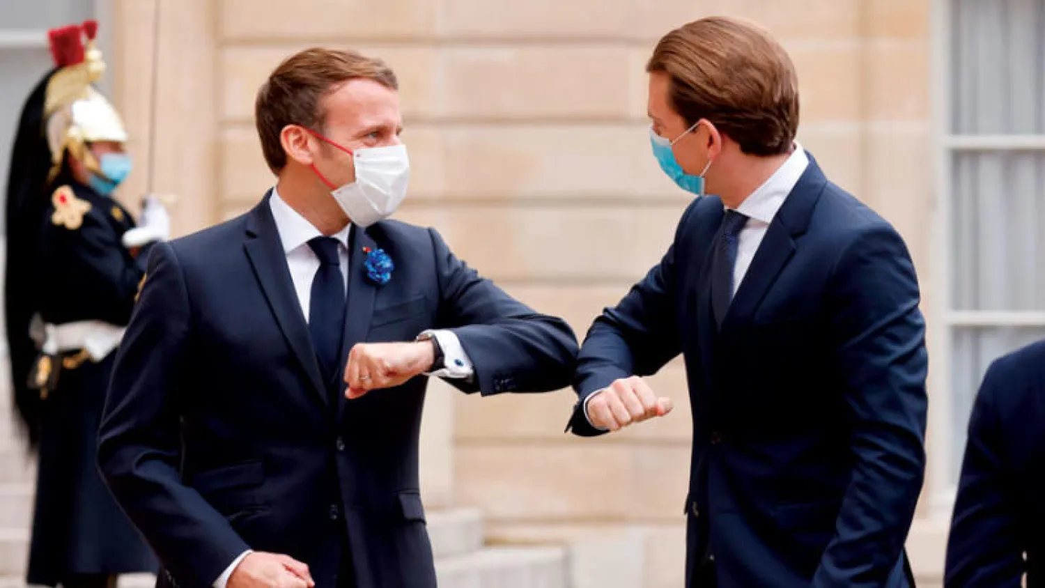الرئيس الفرنسي ماكرون (يسار) يرحب بالمستشار النمساوي كورز قبل اجتماع قمة افتراضي حول «الإرهاب الإسلاموي» في الإليزيه أمس (أ.ف.ب)
