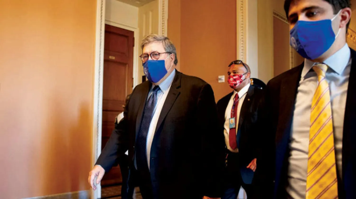 وزير العدل ويليام بار مغادراً مبنى الكابيتول بواشنطن أمس (إ.ب.أ)