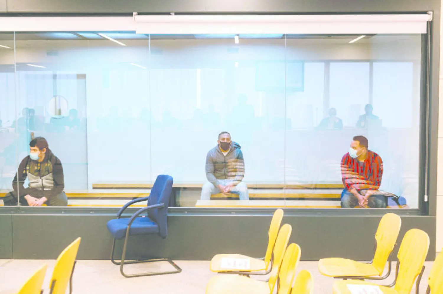 المتهمون الثلاثة في تفجيرات إسبانيا 2017 يمثلون أمام المحكمة الوطنية في العاصمة مدريد أمس (رويترز)