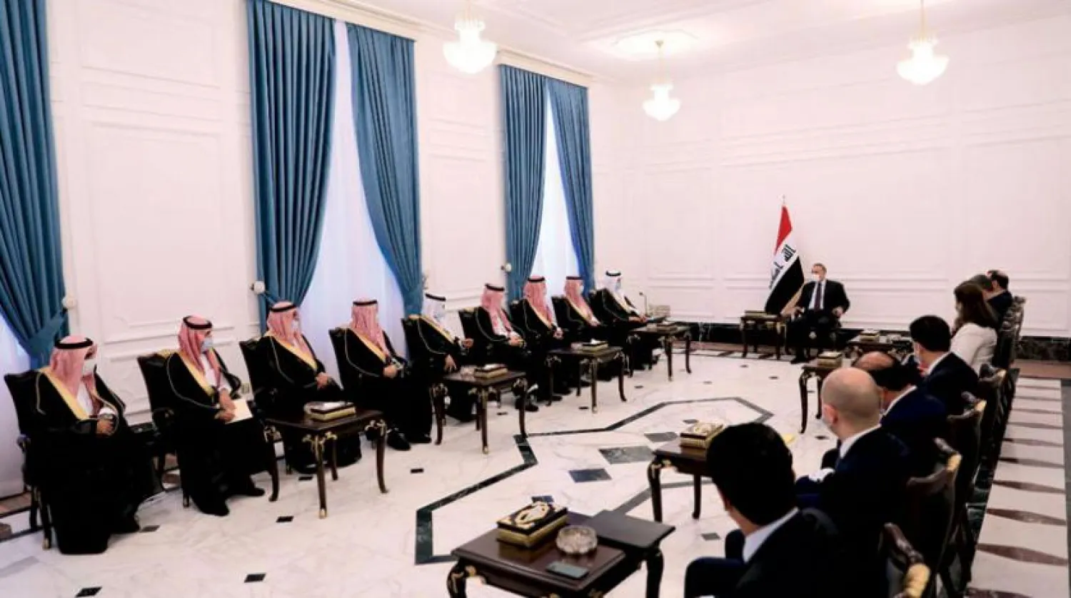 Irak Başbakanı Kazımi, dün Suudi Arabistan-Irak Koordinasyon Konseyi üyeleriyle toplantısı sırasında (Irak Başbakanlık web sitesi)