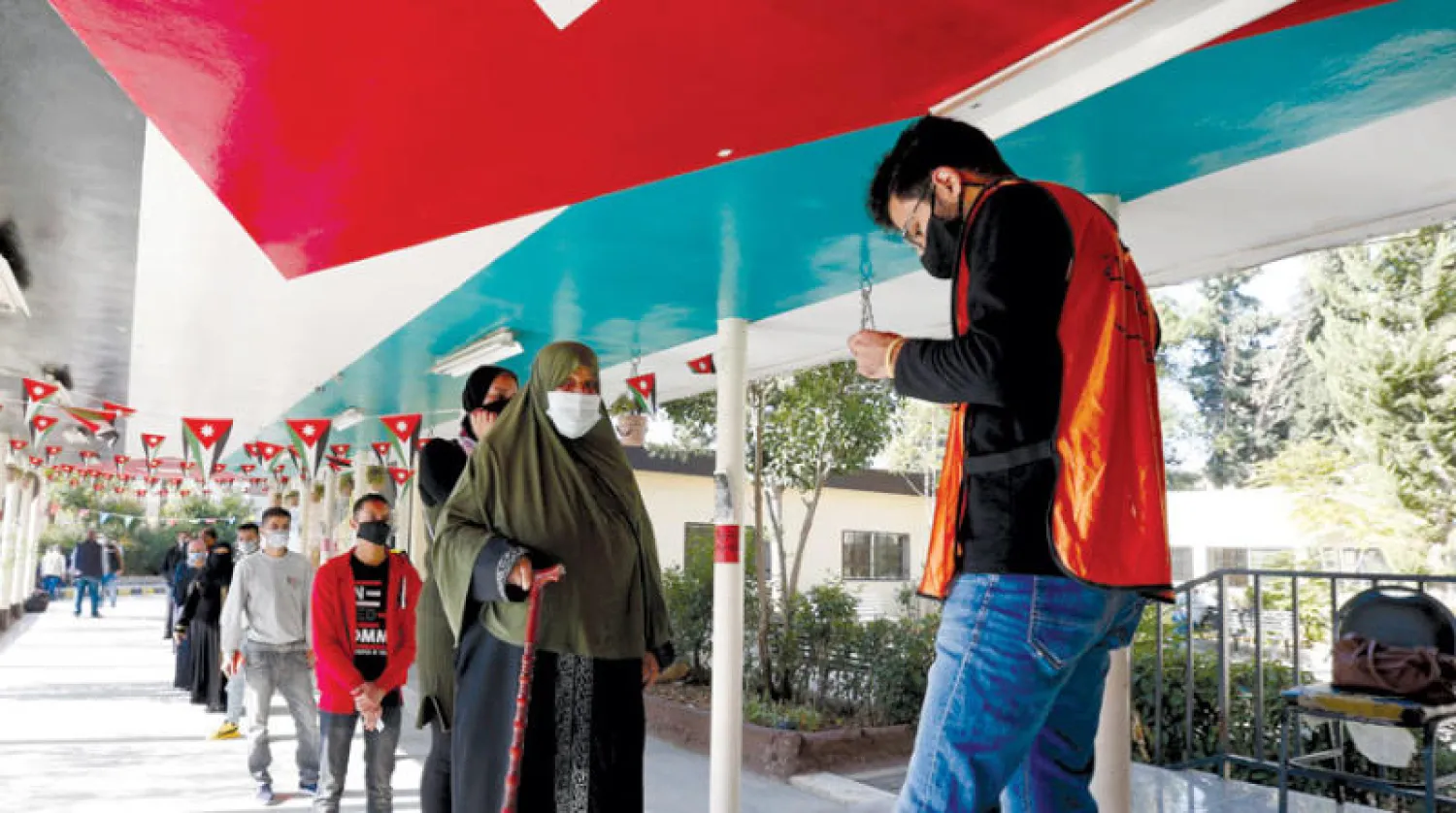 مقترعون في الانتخابات التشريعية الأردنية أمام مقر للتصويت في عمّان أمس (إ.ب.أ)