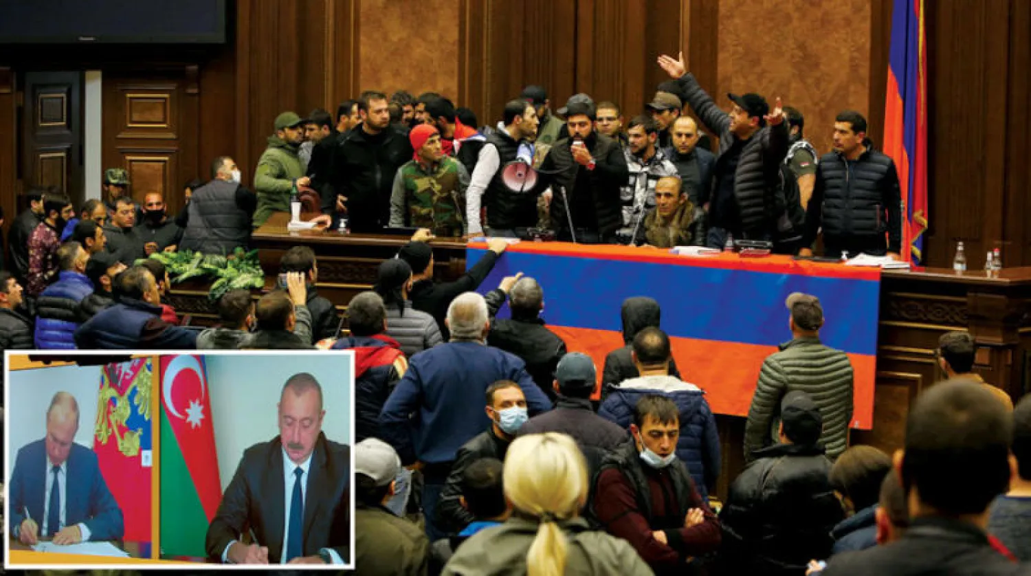 متظاهرون في مقر البرلمان الأرميني بيريفان أمس احتجاجاً على الاتفاق... وفي الإطار بوتين وعلييف يوقّعان الاتفاق أمس (إ.ب.أ)