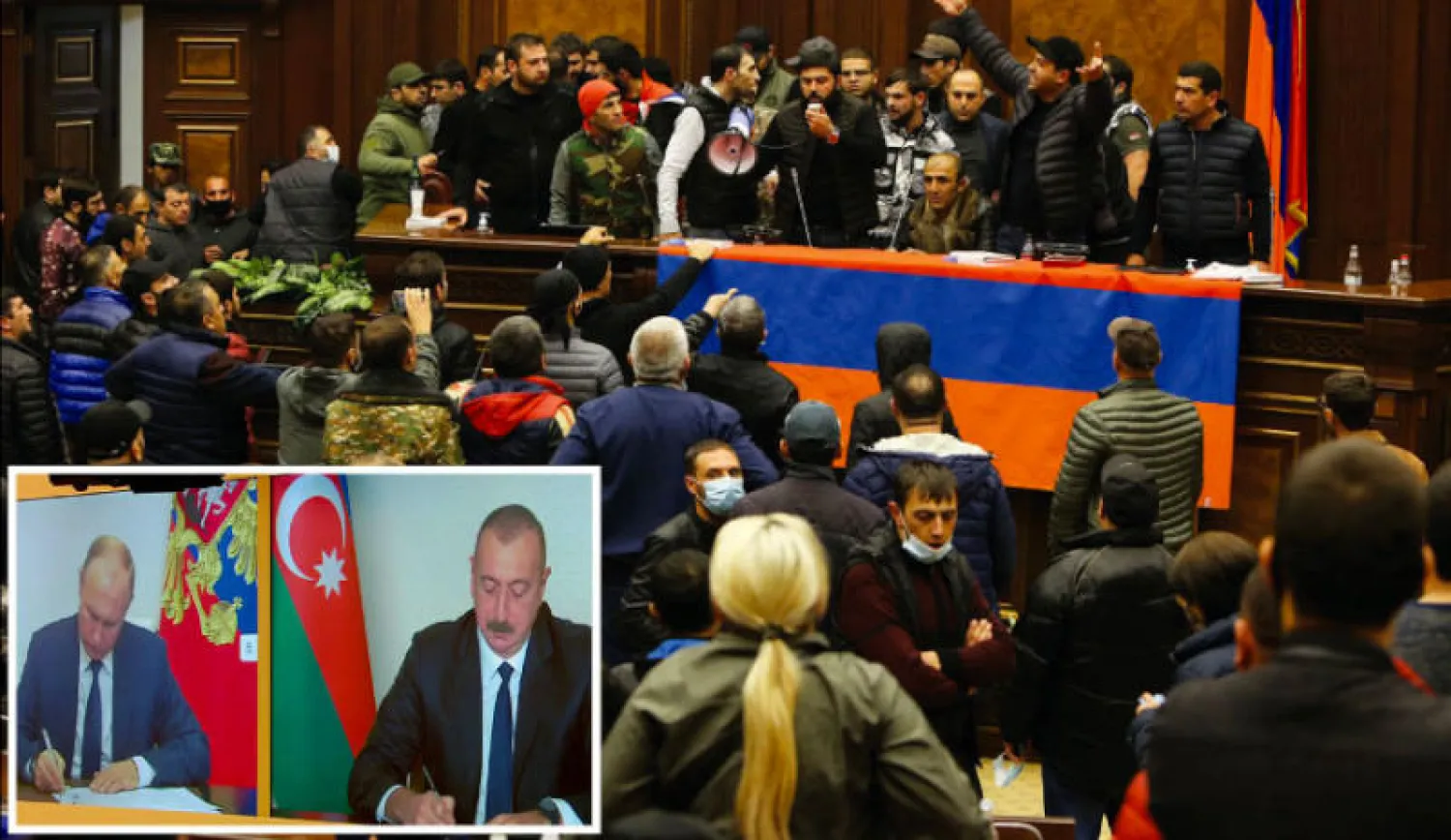 متظاهرون في مقر البرلمان الأرميني بيريفان أمس احتجاجاً على الاتفاق... وفي الإطار بوتين وعلييف يوقّعان الاتفاق أمس (إ.ب.أ)