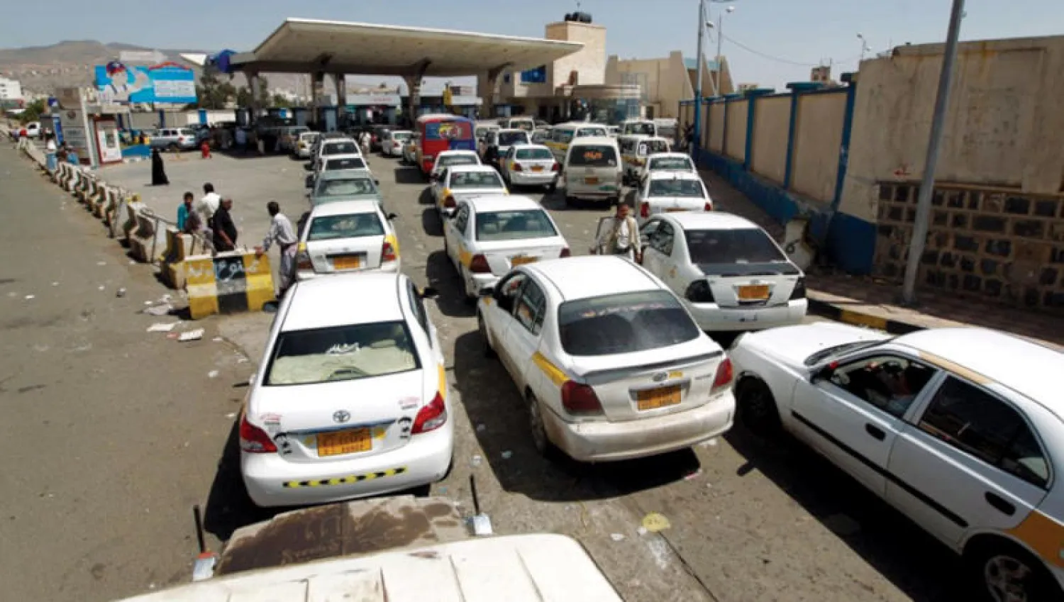طوابير السيارات في انتظار الحصول على حصتها من الوقود في صنعاء (أ.ف.ب)
