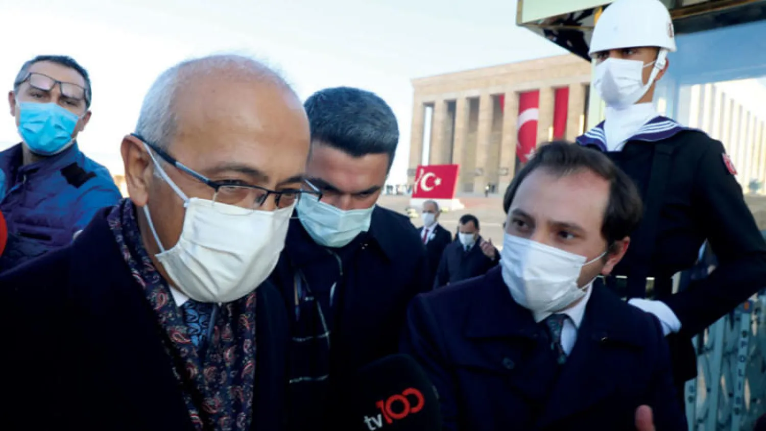 وزير المالية التركي الجديد لطفي علوان خلال زيارته ضريح أتاتورك في أنقرة أمس (أ.ف.ب)