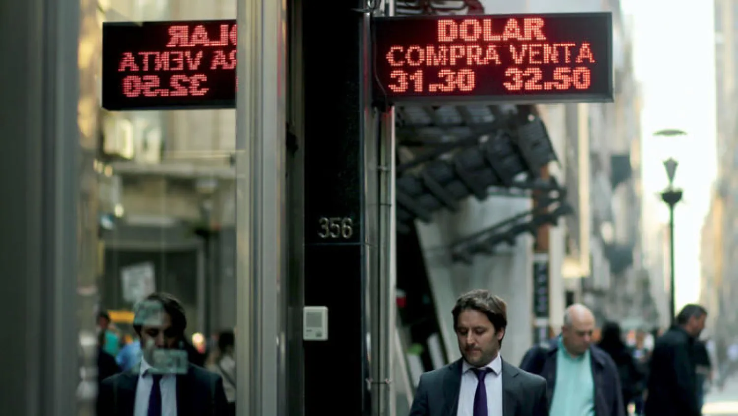 تعدّ استعادة ثقة المستثمرين من التحديات الكبرى التي تواجهها الأرجنتين وسط أوضاع اقتصادية ضاغطة (رويترز)